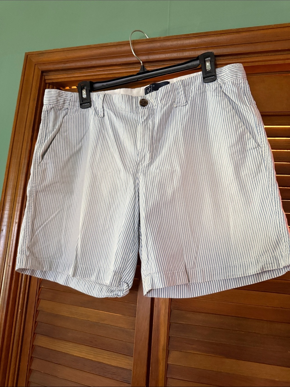 GAP Women’s Faded White and Light Blue Flat-Front Shorts